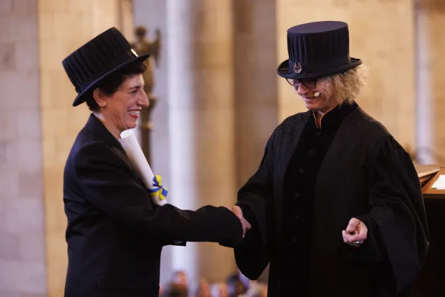 Nairy Baghramian får diplom i Domkyrkan i Lund