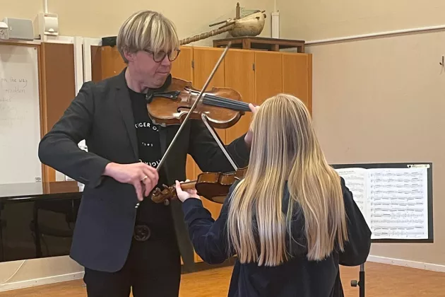 Professor Erik Heide undervisar kulturskoleelev i violin. Fotograf: Siri Skansberger.