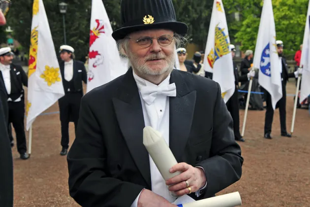 Jon Fosse med doktorshatt och diplom